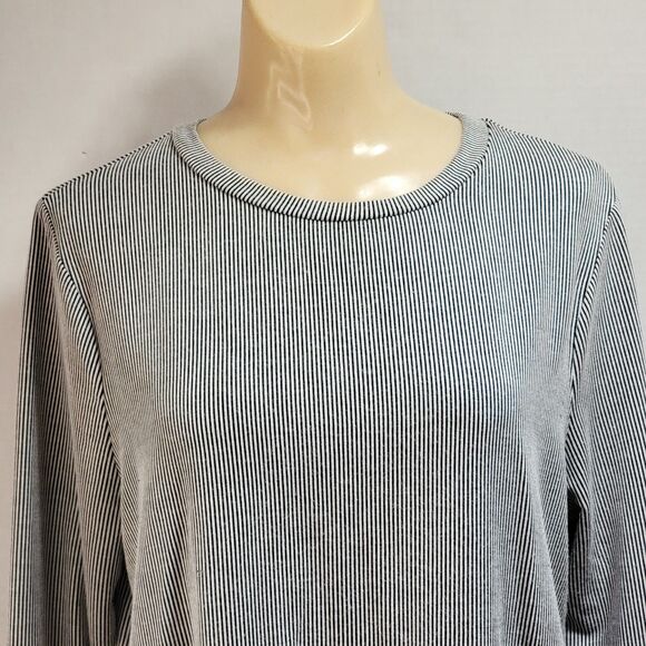 Urban Romantics LS Pinstripe Blouse w/ Lg Button Cuffs - Size Large - Picture 2 of 5